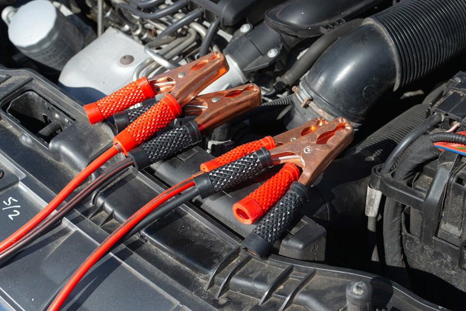 Motor bölmesinde akü takviye kabloları