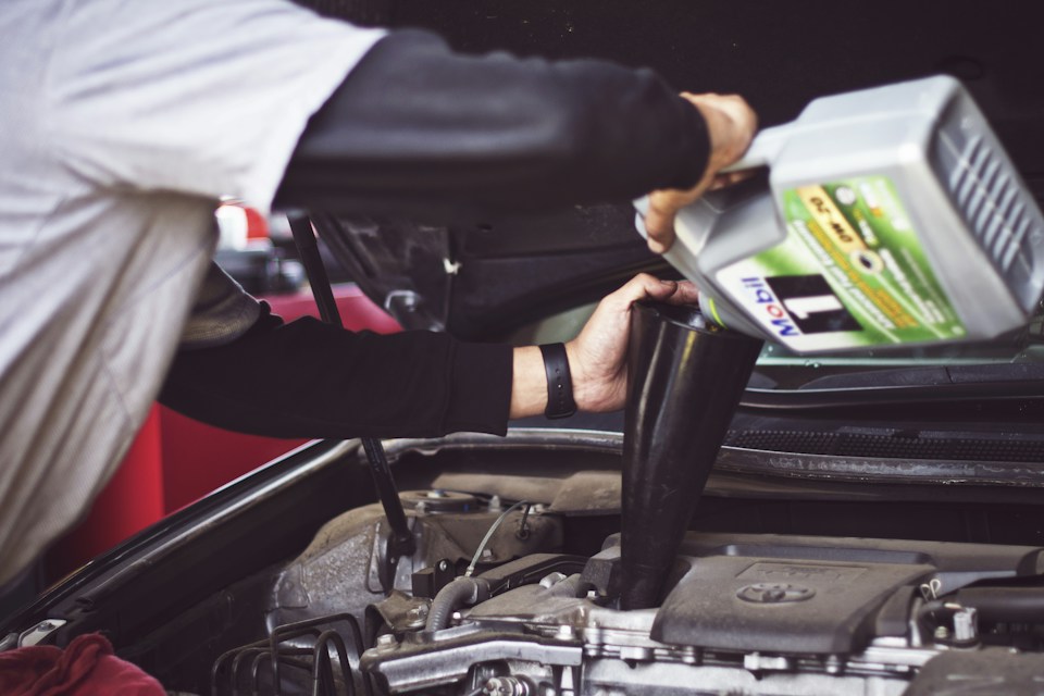 Araca motor yağı doldurulması